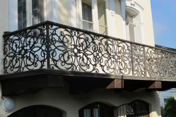detail litinového balkónu (© D Dohňanský, 10/2017)