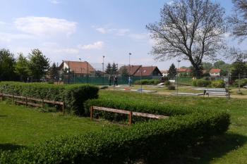 Skalka - v těchto místech býval rybník a mokřiny. Snad někde zde mohla tvrz stávat. (© Ivo Rozehnal 05/2014)