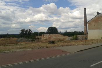 Místo bývalé tvrze dnes po demolici cukrovaru ( © Ivo Rozehnal 06/2018)