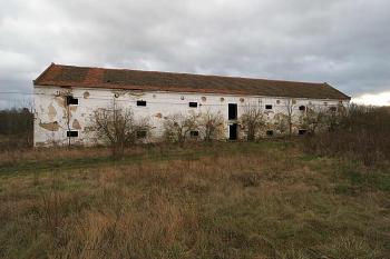 Budova tvrze od severu ( © Filip Matoušek 11/2004)