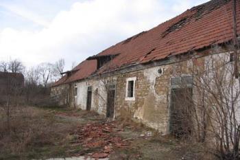 Jedno z hosp. staveni na místě, kde stávala tvrz ( © Jiří Čížek 02/2004)
