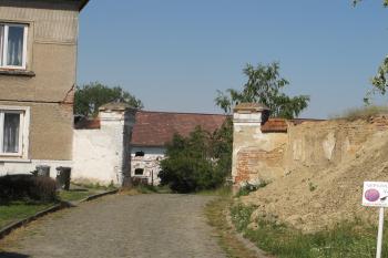 vjezd do dvora, sousedící s hypotetickým nástupcem zámku (© D Dohňanský, 07/2018)