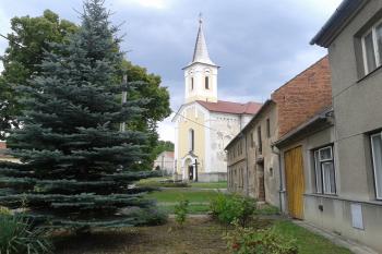 Centrem Krumsína je náves s kostelem Sv.Bartoloměje. Snad někde u něj stávala zdejší tvrz. (© Ivo Rozehnal 05/2014)