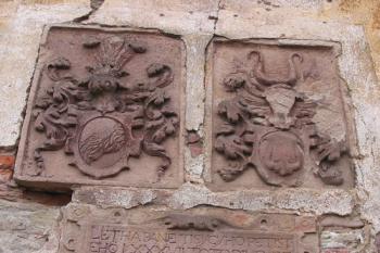 Detail reliéfních desek na jižním průčelí ( © Jiří Čížek 02/2004)