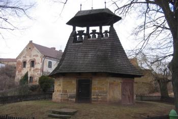 Zvonice se třemi zvony z r. 1500 ( © Jiří Čížek 02/2004)