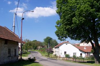 Pohled na obec Suchdol ( © Ivo Rozehnal 07/2006)