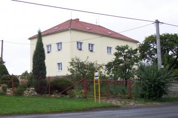 Bývalá stará škola v Suchdole - jedno z možných míst, kde stávala zdejší tvrz ( © Ivo Rozehnal 09/2005)