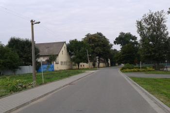 V jižní části pd městečkem byly četné mokřiny s potokem, který již neexistuje. Vlevo budovy statku, který zde stál od dob středověku. (© Ivo Rozehnal 09/2015)