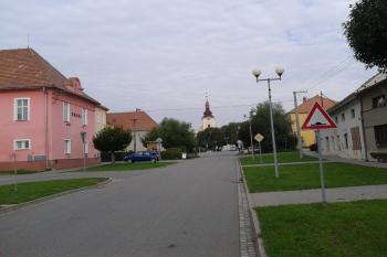 Dnešní náves, původně náměstí středověkého městečka. (© Ivo Rozehnal 09/2015)