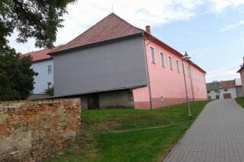 Pohled na křídlo zámku, původně tvrze. Možná i ona bývala nějaký čas součástí ochrany městečka. (© Ivo Rozehnal 09/2015)