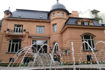 Zahradní průčelí vily (© Pavel  Vlach, 08/2015)