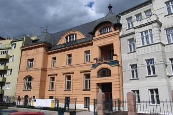 Průčelí vily z Drobného ulice (© Pavel  Vlach, 08/2015)