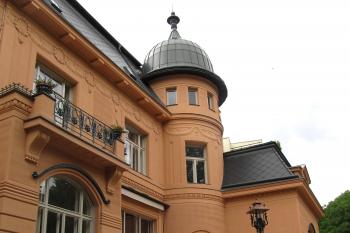 Zahradní průčelí vily s terasou (© Pavel  Vlach, 08/2015)