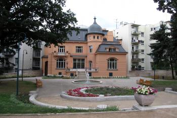 Pohled na vilu ze zahrady (© Pavel  Vlach, 08/2015)