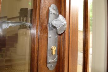 Detail kování na vstupních dveřích (© Pavel  Vlach, 08/2015)