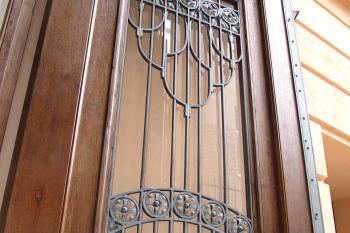 Dveře v průjezdu mezi zahradou a ulicí Drobného (© Pavel  Vlach, 08/2015)