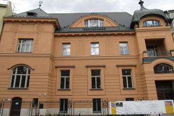 Pohled na vilu z ulice Drobného (© Pavel  Vlach, 08/2015)