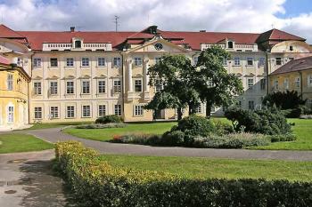 Hlavní průčelí ( © Luděk Pitter 09/2004)
