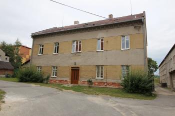 fara u kostela (© Luděk Vláčil 08/2015)