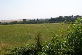 06 - Pohled na akropoli. V pozadí věž Dolního hradu Otaslavice (© Ivo Rozehnal 08/2015)