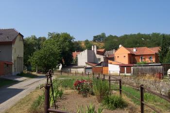 09 - Pohled na Kopaniny z obce Otaslavice (© Ivo Rozehnal 08/2015)