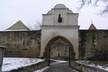 vstupní brána do hradu (© Karel Husák, 01/2006)