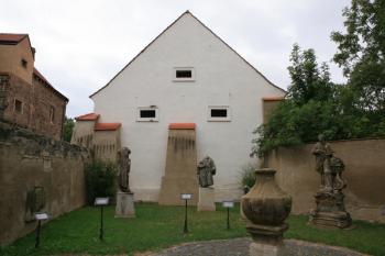 Lapidarium, v pozadí štít bývalého špýcharu ( © Stanislav Šůna 09/2009)