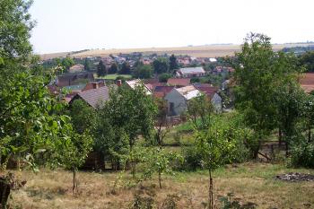 Pohled z lokality na dnešní obec Otaslavice ( © Ivo Rozehnal 08/2015)