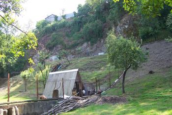 Skalní masív u Brodečky, na kterém stával horní hrad (© Ivo Rozehnal 08/2015)