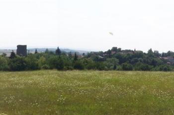Pohled na dvojhradí z hradiště Kopaniny. Věž dolního hradu, zástavba v místech horního hradu (© Ivo Rozehnal 08/2015)