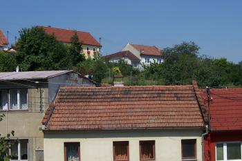Pohled od kostela na místo horního hradu (© Ivo Rozehnal 08/2015)