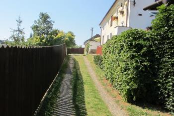 cesta, lemující východní okraj hradní lokality, vlevo za plotem je již strž (© D Dohňanský, 07/2018)