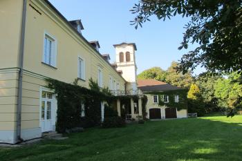 Východní průčelí s vetknutou věží a balkonem (© Dušan Dohňanský 09/2018)