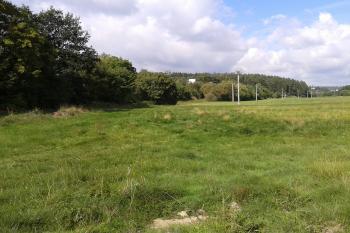 Foto 6 - Pohled z údolí Romže na hřeben hradiště ( © Ivo Rozehnal 09/2015)