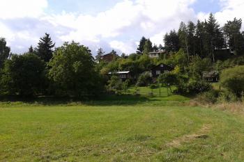 Foto 7 - Pohled z údolí Romže na severní svah hradiště (© Ivo Rozehnal 09/2015)