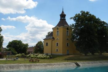 Kostel ve Lhotě pod Radčem (© Jiří Špaček, 07/2015)