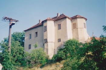 Tvrz od jihovýchodu (© Lukáš Pechánek, 07/2000)