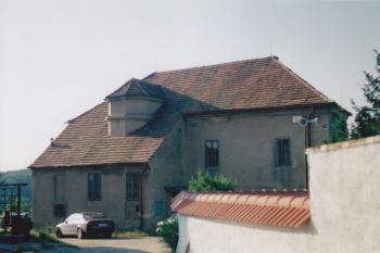 Tvrz od severozápadu (© Lukáš Pechánek, 07/2000)