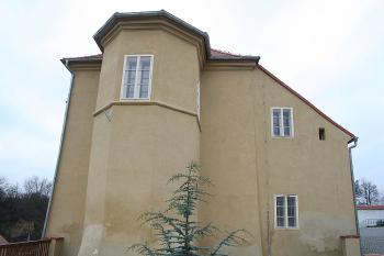 Tvrz od východu (© Ivan Grisa, 12/2008)