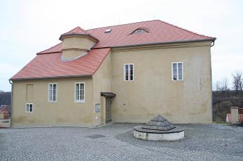 Tvrz od severu (© Ivan Grisa, 12/2008)