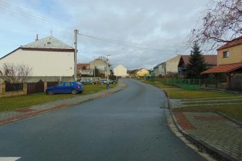 Cesta kopíruje bývalý vých. příkop, kterým protékal potok (© Dušan Dohňanský 12/2020)
