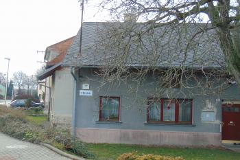 Dům stojící v sv. zaoblení okružního příkopu (© Dušan Dohňanský 12/2020)