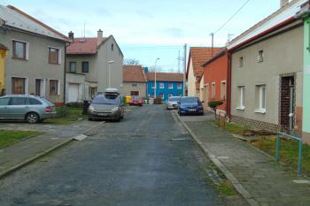 Domy vlevo kopírují sev. hranici areálu (© Dušan Dohňanský 12/2020)