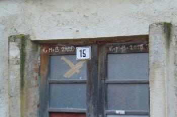 Č.p. 15 tvoří téměř přesně sev. roh tvrziště (© Dušan Dohňanský 12/2020)