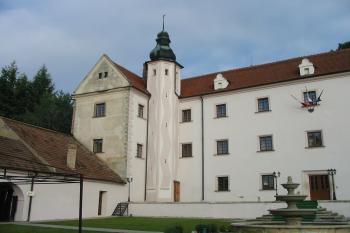 sev.vnitřní nároží s věží (© Dušan Dohňanský 19/2019)