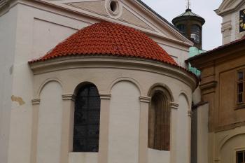 jižní apsida transeptu s románským  oknem (© Karel Husák, 08/2011)