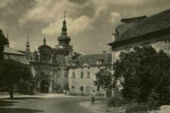 vstupní partie na historické pohlednici ( © anon.)