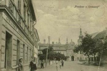 pohled na zámek z hlavní silnice na historické pohlednici ( © anon.)