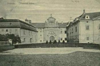 vstupní brána na historické pohlednici ( © anon.)