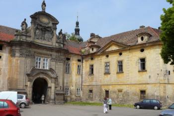 Vstupní část s hospodářskými přístavbami. (© Jan Sommer, 05/2008)